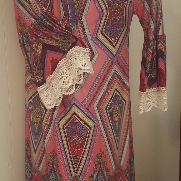 Boutique Dress with laced Bell sleeves - Picture 1 of 3